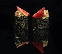 Гуакамоле гункан с клубникой