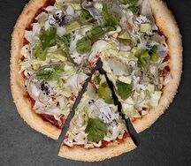 Пицца с авокадо и салатом айсберг