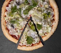 Пицца с авокадо и салатом айсберг