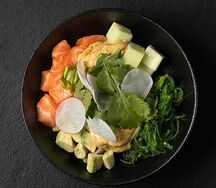 Поке с лососем и киноа