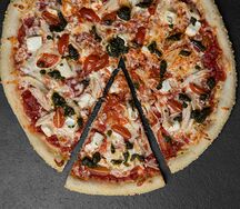 Пицца с курицей и соусом песто