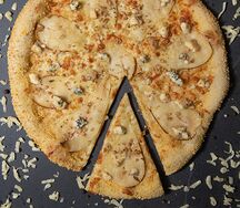 Пицца с грушей и горгонзолой
