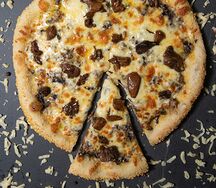 Пицца с белыми грибами на жюльене