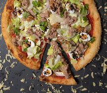 Пицца с тунцом и салатом айсберг