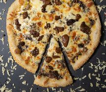 Пицца с белыми грибами на жульене