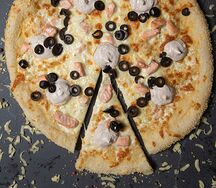 Пицца с лососем и муссом из тунца