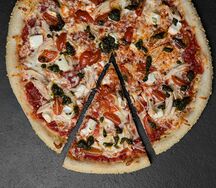 Пицца с курицей и соусом песто