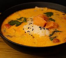 Суп Том Ям с кокосовым молоком и лососем