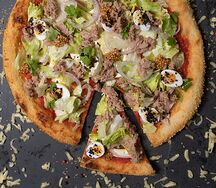 Пицца с тунцом и салатом айсберг