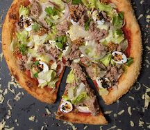 Пицца с тунцом и салатом айсберг