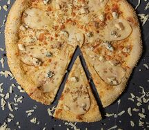 Пицца с грушей и горгонзолой