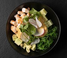 Поке с креветками и киноа