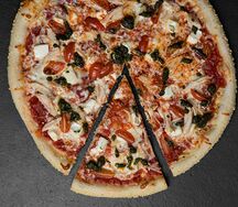 Пицца с курицей и соусом песто