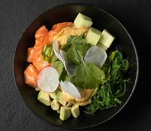 Поке с лососем и рисом