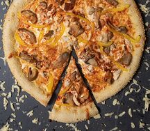 Пицца с курицей и вешенками в сметанном соусе