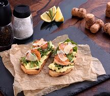 Брускетты с тигровыми креветками