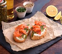 Брускетты с лососем