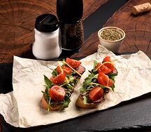 Брускетты с ростбифом