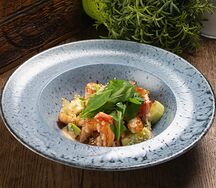 Салат с креветками и киноа