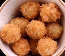 Сырные шарики с клюквенным соусом