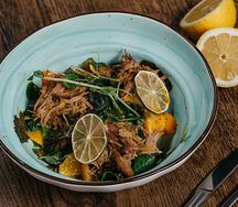 Салат с рваной уткой и карамельной тыквой