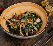 Салат с цыплёнком и овощами на гриле