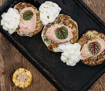 Кабачковые оладьи с риетом из лосося