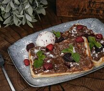 Бельгийские вафли с нутеллой и ягодами