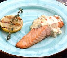 Лосось под сливочно-грибным соусом