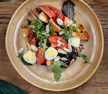 Салат с цыпленком на гриле с томатами