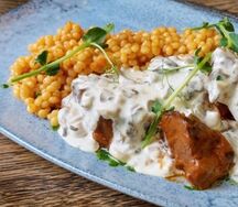 Говяжьи щечки под сливочно-грибным соусом с пастой птитим