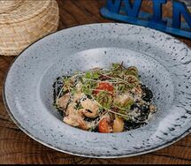 Паста с чернилами каракатицы, тигровыми креветками, гребешками