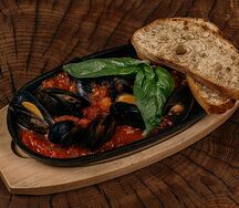 Мидии с томатом