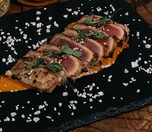 Стейк из тунца с соусом биск