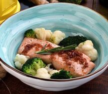 Лосось с овощами на пару и имбирным соусом