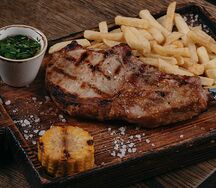 Томагавк из свинины с картофелем фри