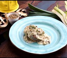 Медальоны из свинины под сливочно-грибным соусом