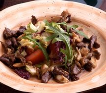 Тёплый салат с говядиной и грибами