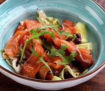 Салат из свежих овощей с лососем и имбирной заправкой