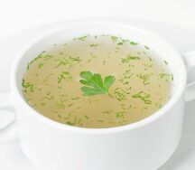 Бульон куриный с яйцом и сухариками