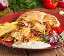 Гирос на тарелке