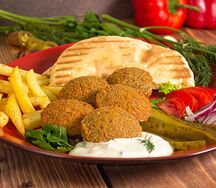 Фалафель на тарелке