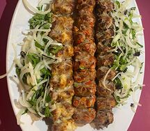 Ассорти люля-кебаб из свинины и говядины с овощами