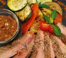 Стейк-салат с соусом блек пепер