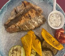 Морской окунь с овощами