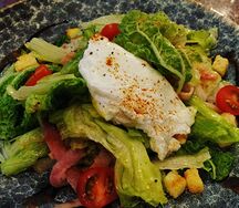 Салат с беконом и яйцом пашот