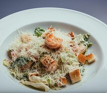 Цезарь с тигровыми креветками