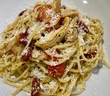 Паста с курицей и вялеными томатами