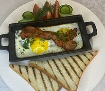 Глазунья с беконом и овощами