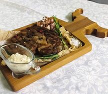 Стейк Нью-йорк с соусом блэк пеппер